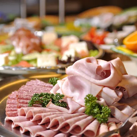 Loewen & Restaurant Hotel 3*