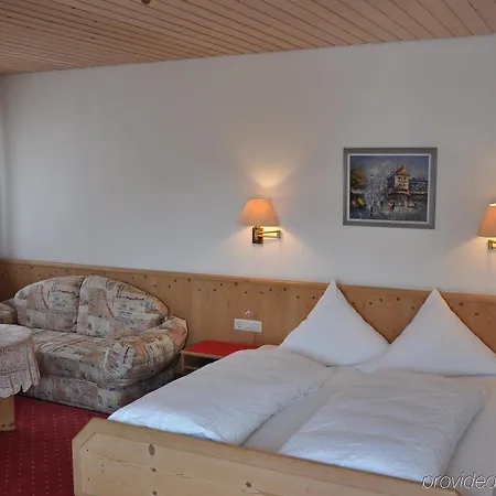 Loewen & Restaurant Hotel 3*