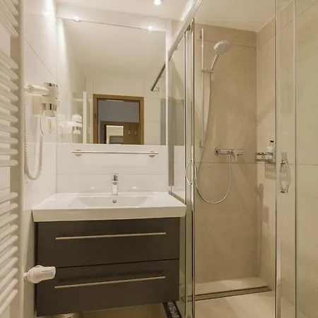 Loewen & Restaurant Hotel 3*