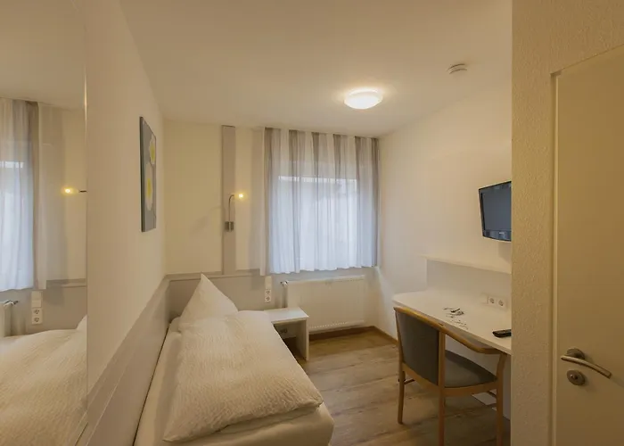 Loewen & Restaurant Hotel 3*